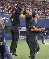 　４回、先制ソロを放った佐藤輝（中央）は森下とタッチする（撮影・山口登）