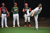 　子どもたちに投球を披露する秋山ＢＡ