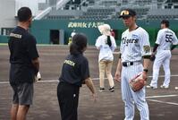 　関係者と話し込む江越大賀氏（右）