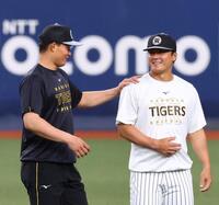 　森下から（左）から声をかけられる前川（撮影・山口登）