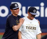 　前川（右）に抱きつく森下（撮影・山口登）