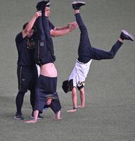 　倒立する森下（左）＝撮影・飯室逸平