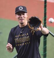 　練習中に笑顔を見せる佐藤輝（撮影・北村雅宏）