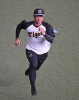 　ダッシュを繰り返す近本（撮影・飯室逸平）