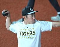 　調整する石井（撮影・飯室逸平）