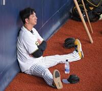 　外野から練習を見つめる藤川監督（撮影・飯室逸平）