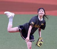 　始球式を務めるＮＭＢ４８・塩月希依音（撮影・北村雅宏）