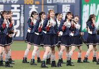 　ミニライブを行うＮＭＢ４８のメンバー（撮影・北村雅宏）