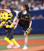 　始球式をするＮＭＢ・塩月希依音（撮影・山口登）