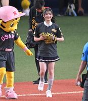 　笑顔でマウンドへ向かうＮＭＢ４８・塩月希依音（撮影・飯室逸平）