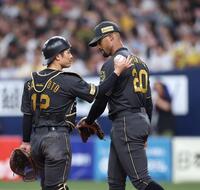 　４回、山田に同点犠飛を浴びたデュプランティエ（右）と坂本のバッテリー（撮影・北村雅宏）