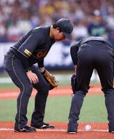 　７回、大山（左）と湯浅は岩田の打球を見つめるも、フェアゾーンに残り内野安打となる（撮影・山口登）