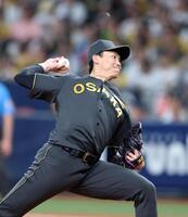 　７回から登板する湯浅（撮影・北村雅宏）