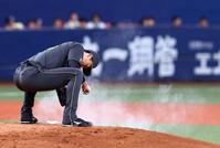 　７回、マウンドに気合を入れる湯浅（撮影・山口登）