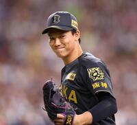 　７回、無失点に抑えベンチに戻る湯浅（撮影・山口登）