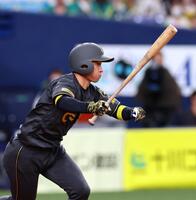 　８回、近本は右越えに走者一掃の適時三塁打を放つ（撮影・山口登）