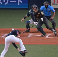 　８回、内野安打を放つ坂本（撮影・飯室逸平）