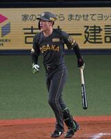 　８回、四球を選び、声を上げる高寺（撮影・飯室逸平）