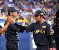 　３８試合連続無失点のセ・リーグ記録に並びナインとタッチする石井。左は藤川監督（撮影・山口登）