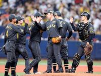 　最後を締めた石井（中央）はナインとタッチを交わす（撮影・北村雅宏）