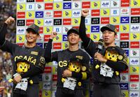 　お立ち台でポーズを決める（左から）木浪、近本、石井（撮影・山口登）