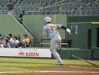 　初回に適時打を放つ渡辺