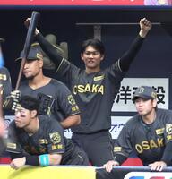 　８回、木浪が押し出し四球を選び、拳を突き上げる及川（撮影・北村雅宏）