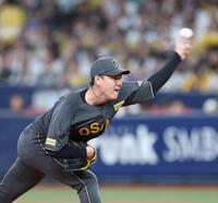 　８回から登板する及川（撮影・北村雅宏）