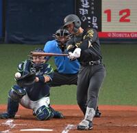 　２回、中前打を放つ坂本（撮影・飯室逸平）