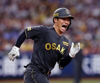 　２回、中前打を放ち雄たけびを上げ一塁へ向かう坂本（撮影・山口登）