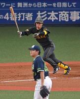 　８回、走者一掃の適時三塁打を放つ近本（撮影・飯室逸平）