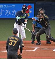 　８回、空振り三振に倒れる村上（撮影・飯室逸平）