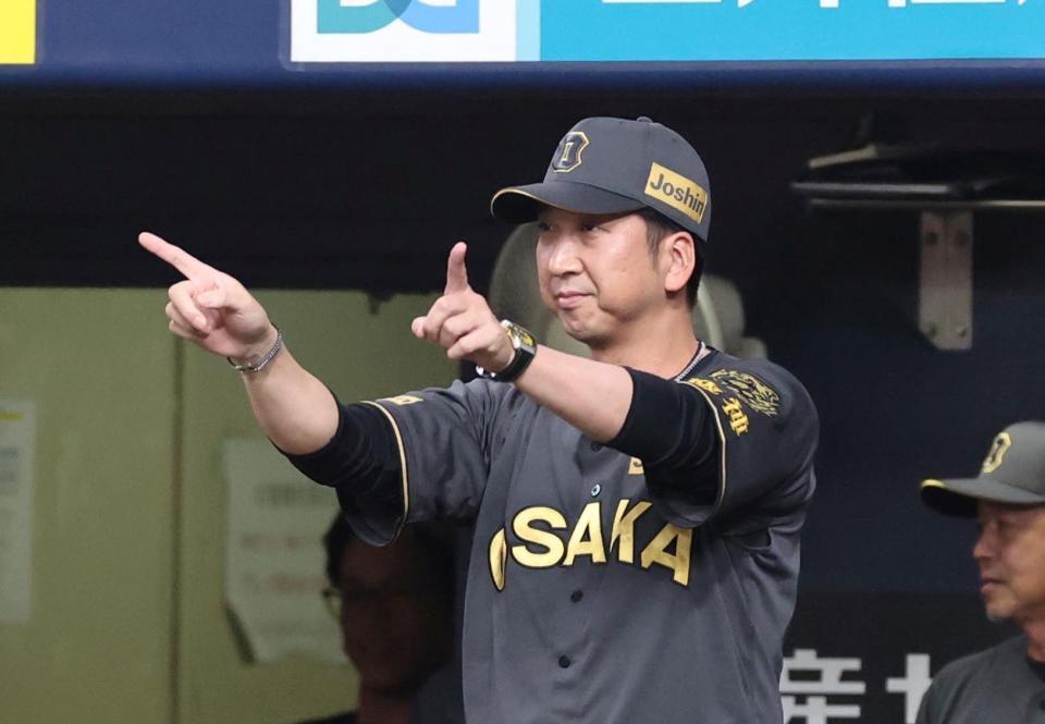 　２回、古賀の一塁セーフ判定にリクエストする藤川監督（撮影・北村雅宏）