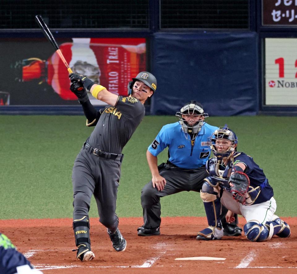 　４回、右翼スタンドへ先制ソロを放つ佐藤輝（撮影・立川洋一郎）