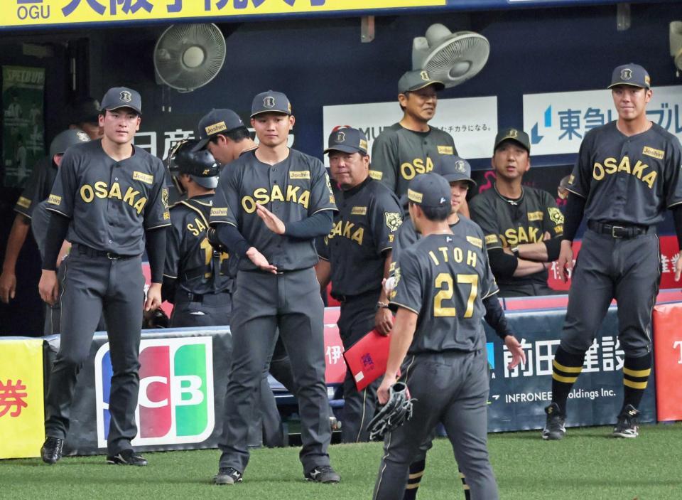 　４回、ベンチへ戻るナインを迎える森下（中央左）ら。右から２人目は藤川監督（撮影・立川洋一郎）