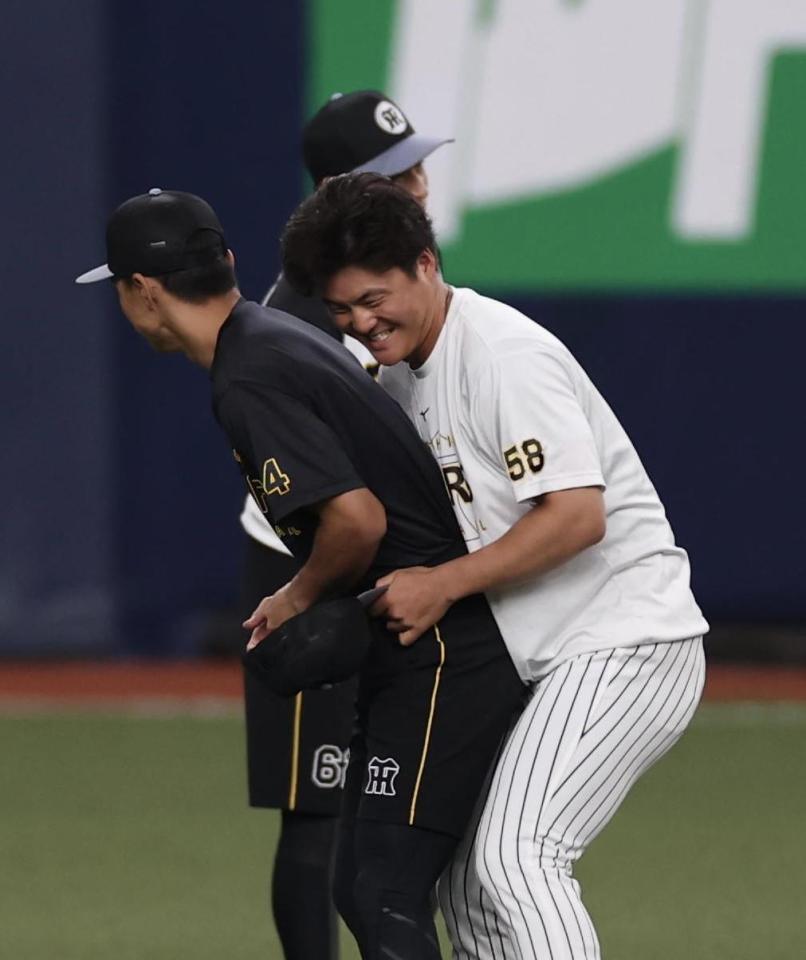 　練習中に熊谷に抱きつく前川（右）