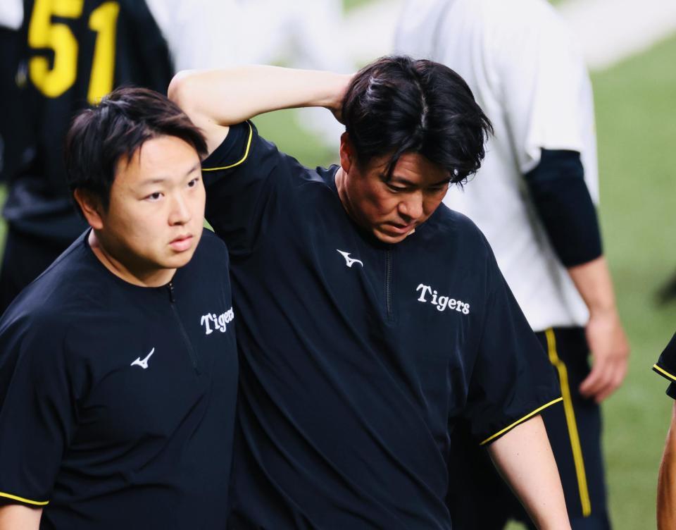 　守備練習のボールが長坂の頭に当たりベンチに戻る（撮影　山口登）