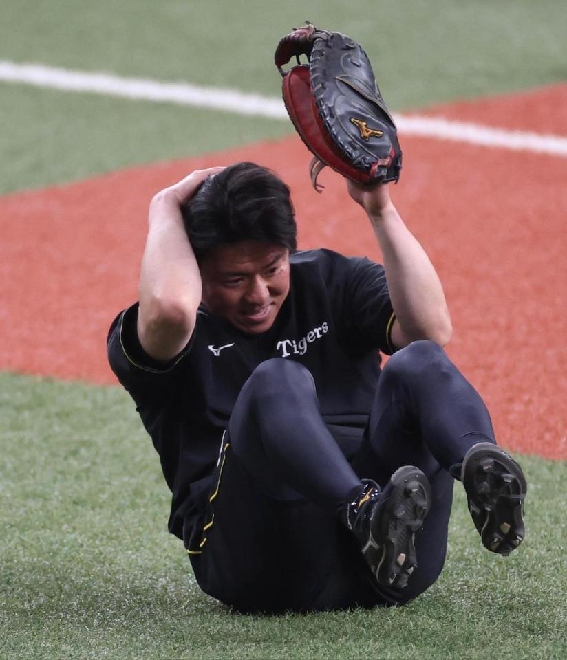 　練習中のボールが長坂の頭に直撃する