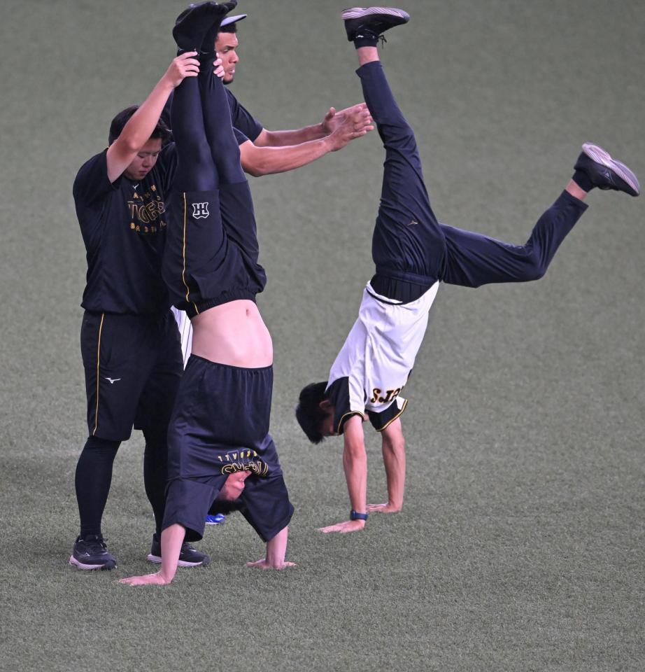 　倒立する森下（左）＝撮影・飯室逸平