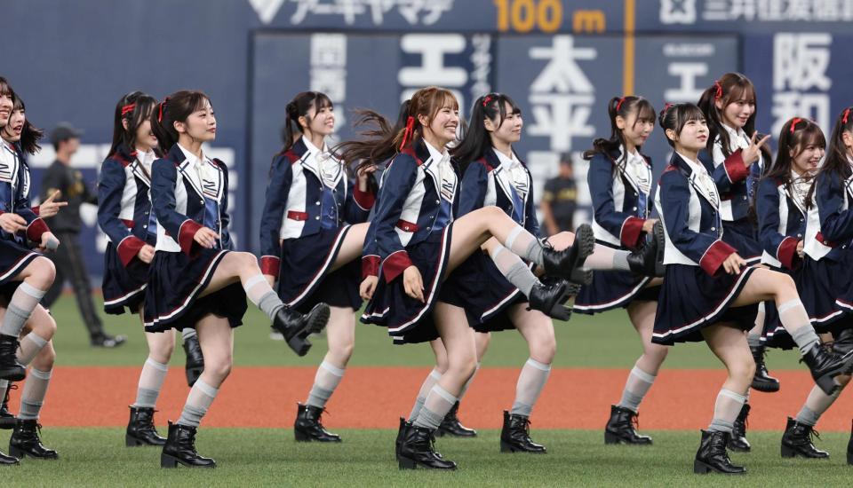 　ミニライブを行うＮＭＢ４８のメンバー（撮影・北村雅宏）