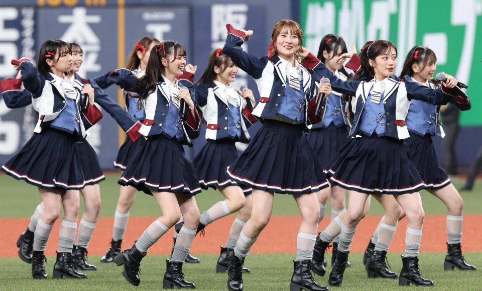 　ミニライブを行うＮＭＢ４８のメンバー（撮影・北村雅宏）