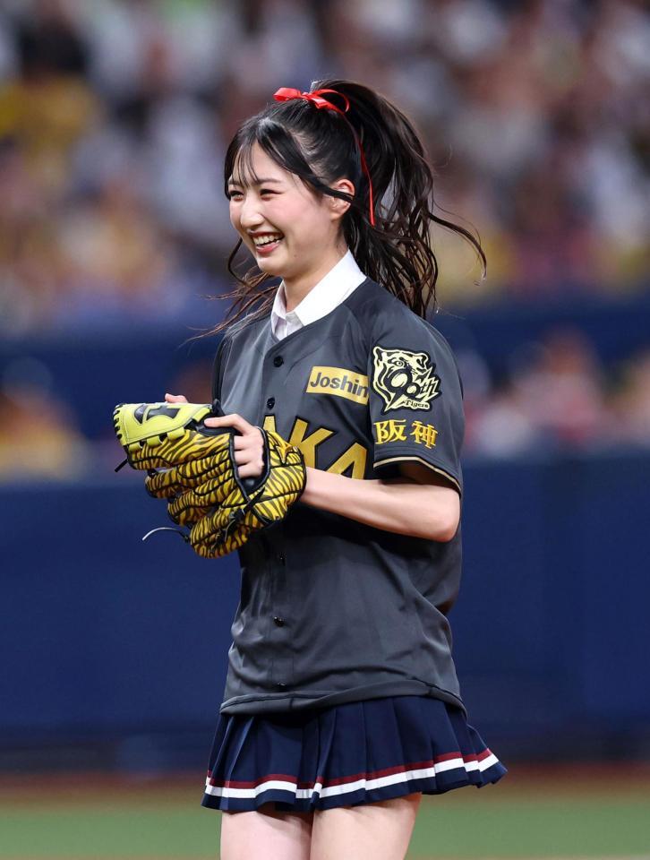 　始球式を終え笑顔を見せるＮＭＢ４８塩月希依音（撮影・山口登）