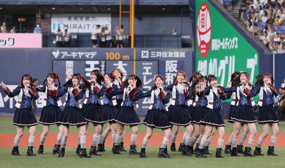 　ミニライブを行うＮＭＢ４８のメンバー（撮影・北村雅宏）