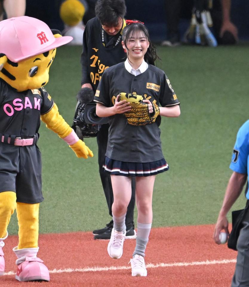 　笑顔でマウンドへ向かうＮＭＢ４８・塩月希依音（撮影・飯室逸平）