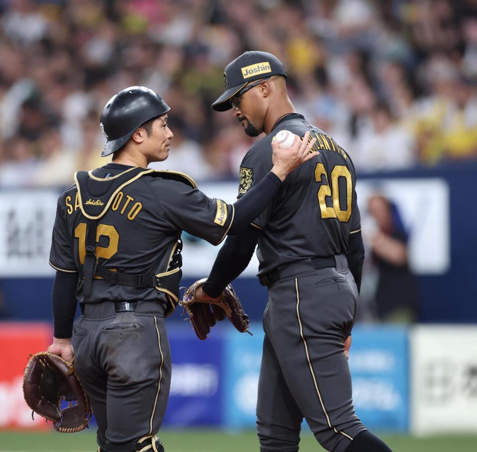 　４回、山田に同点犠飛を浴びたデュプランティエ（右）と坂本のバッテリー（撮影・北村雅宏）