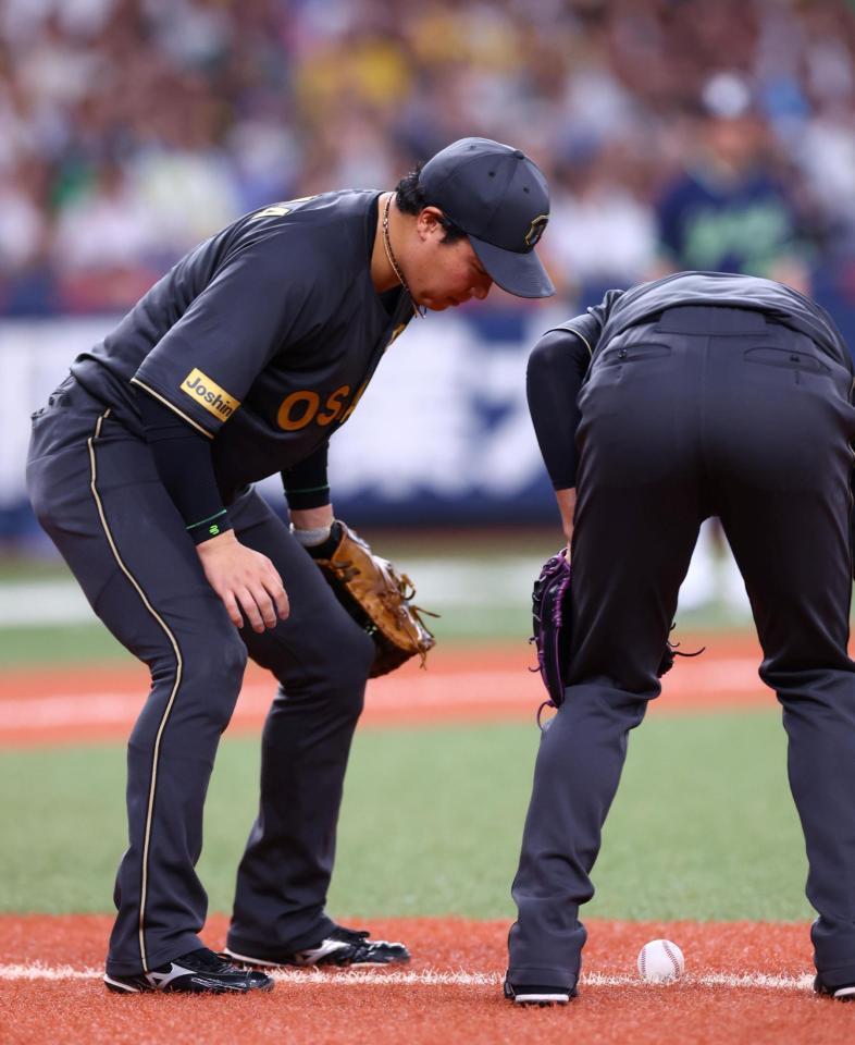 　７回、大山（左）と湯浅は岩田の打球を見つめるも、フェアゾーンに残り内野安打となる（撮影・山口登）