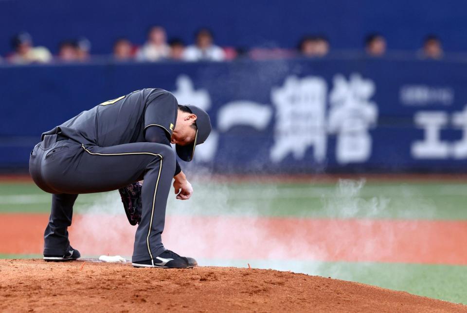 　７回、マウンドに気合を入れる湯浅（撮影・山口登）