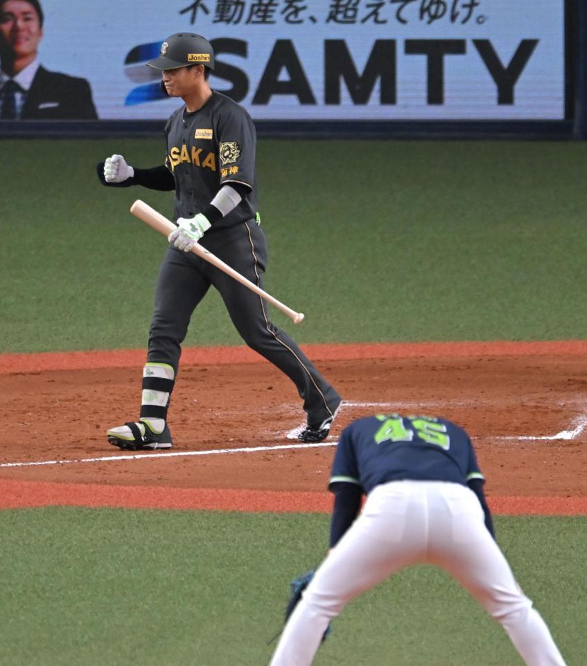 　８回、勝ち越しの押し出し四球を選び、ガッツポーズする木浪（撮影・飯室逸平）