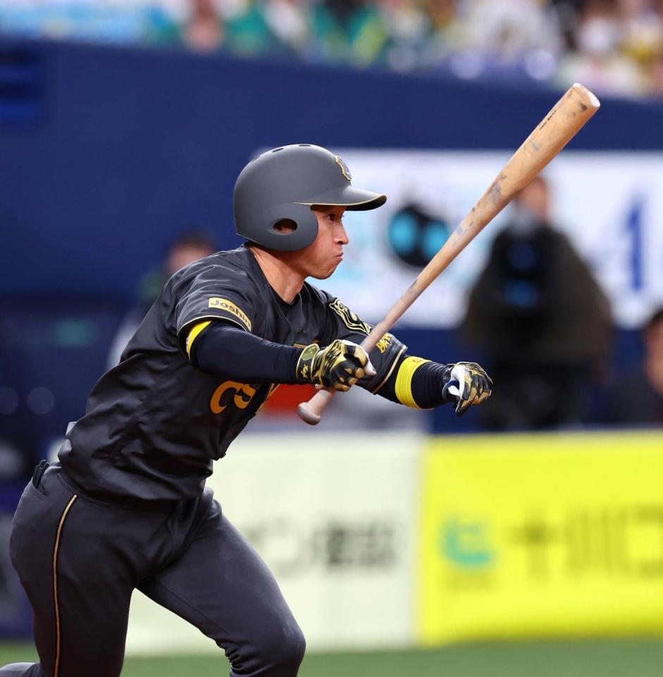 　８回、近本は右越えに走者一掃の適時三塁打を放つ（撮影・山口登）