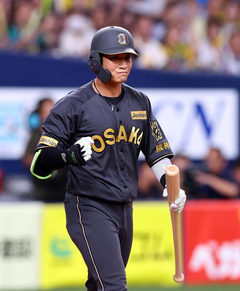 　８回、木浪は押し出し四球で勝ち越しガッツポーズを見せる（撮影・山口登）